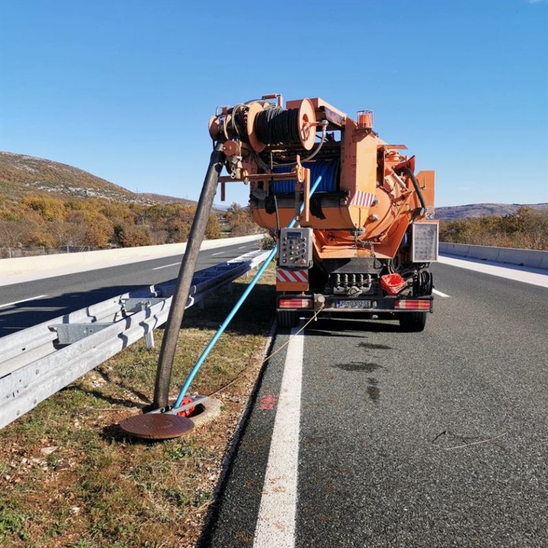 Mass Image Compressor Compressed this image. https://sourceforge.net/projects/icompress/ with Quality:80