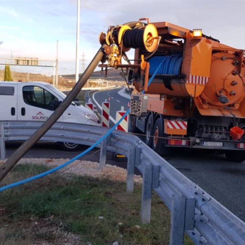 Mass Image Compressor Compressed this image. https://sourceforge.net/projects/icompress/ with Quality:80