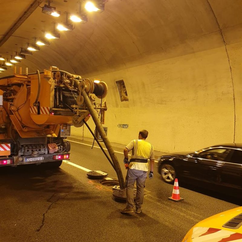 Mass Image Compressor Compressed this image. https://sourceforge.net/projects/icompress/ with Quality:80