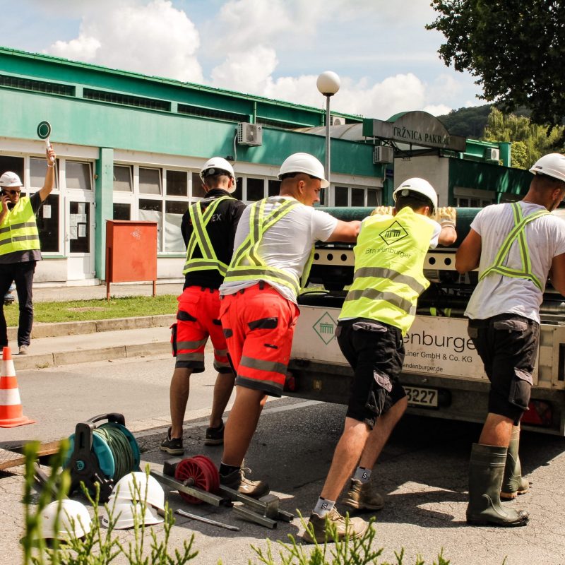 cipp-ljudi guraju prikolicu (1)