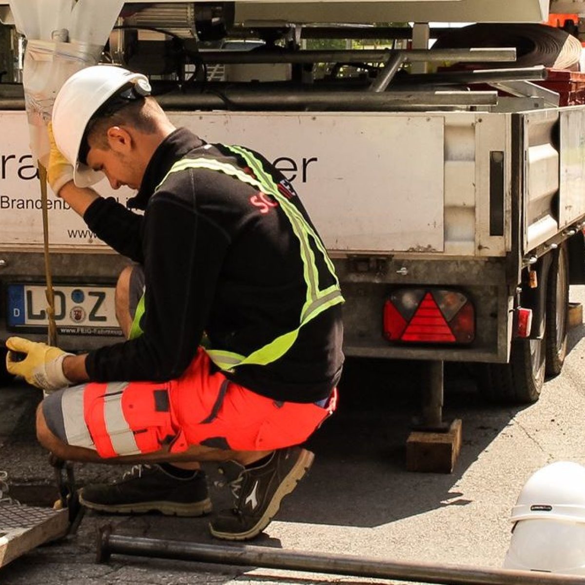 Mass Image Compressor Compressed this image. https://sourceforge.net/projects/icompress/ with Quality:80